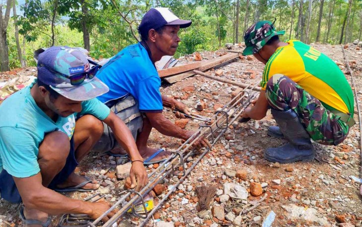 Rakit besi cor pembangunan puskesmas di perbatasan 