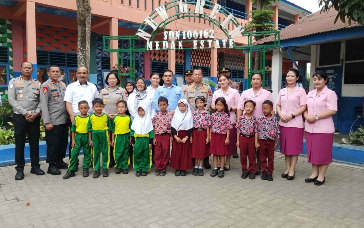 Kapolrestabes Medan Kombes Pol Jean Calvijn Simanjuntak foto bersama siswa