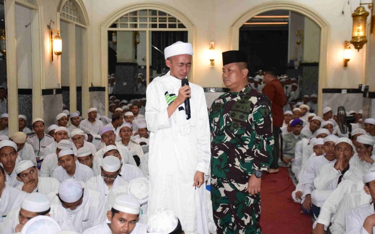 Danrem 083/Bdj Kolonel Inf Kohir bersama santri 