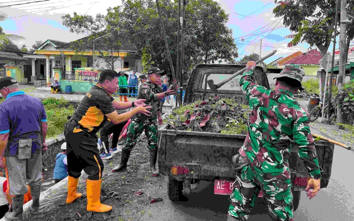 Pembersihan selokan dan jalan wilayah desa binaan 