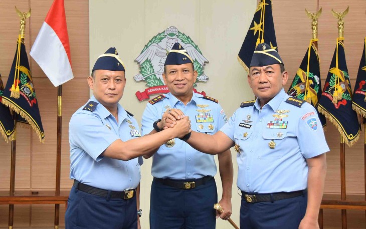 Dankoharmatau Marsma TNI Ir Suryanto foto bersama usai melantik Kapoksahli Koharmatau, Kamis (20/11)