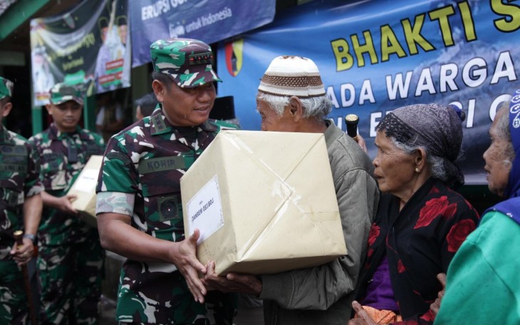 Danrem 083/Bdj Kolonel Inf Kohir memberikan bantuan untuk warga korban erupsi gunung Semeru di Lumajang, Sabtu (22/11)