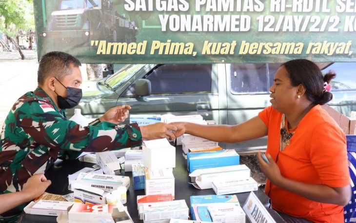 Pengobatan Massal Satgas Yonarmed 12 Kostrad 