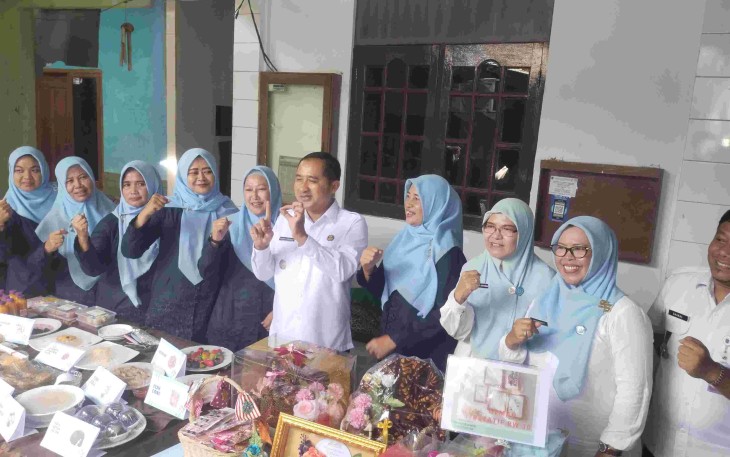 Wakil Wali Kota Depok Chandra Rahmansyah foto bersama PKK RW 010 Kelurahan Sukamaju, Rabu (26/11)