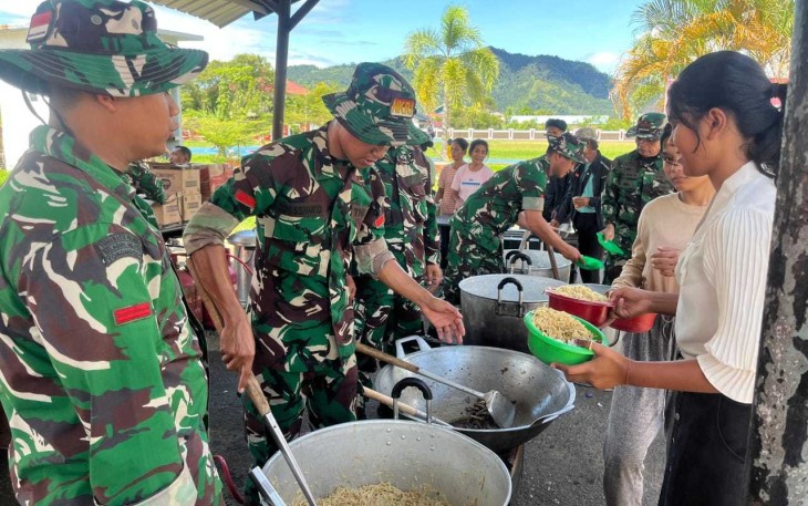 Dapur lapangan TNI AD di wilayah bencana banjir dan tanah longsor Kabupaten Tapteng, Selasa (2/12)