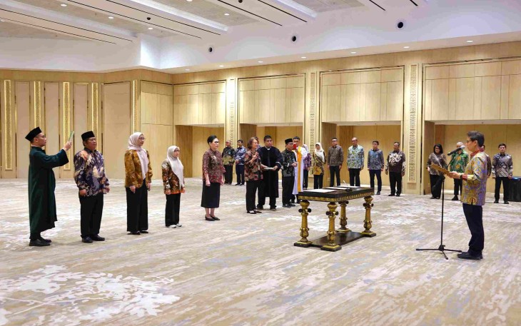Menkes Budi Gunadi Sadikin melantik enam pejabat tinggi di Jakarta, Selasa (2/12)