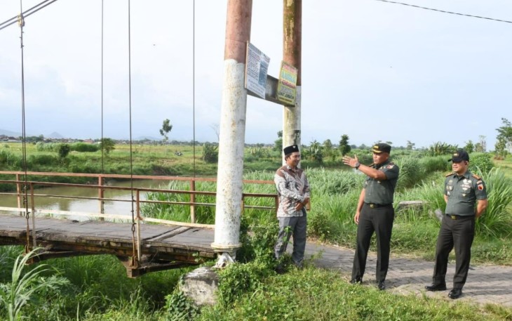 Danrem 081/DSJ Kolonel Arm Untoro Hariyanto meninjau jembatan gantung di Tulungagung, Selasa (9/12)