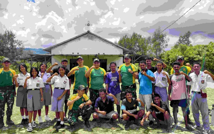 Satgas Yonarmed 12 Kostrad bersama siswa di perbatasan 