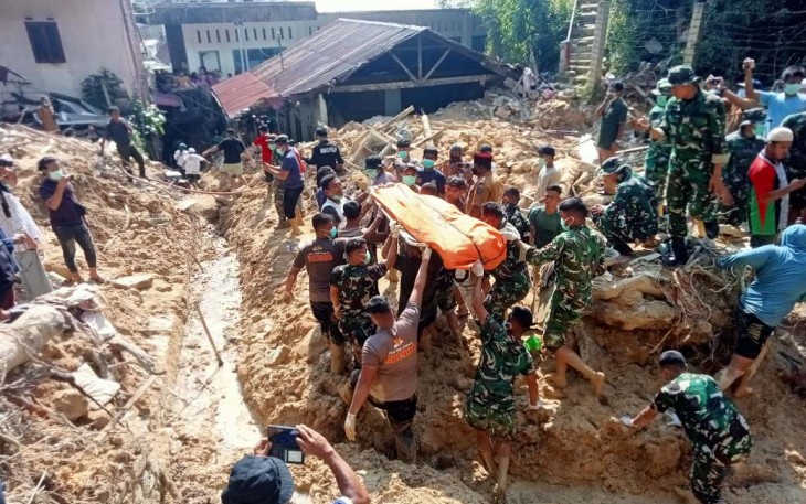 Evakuasi korban bencana longsor di Sibolga, Selasa (23/12)
