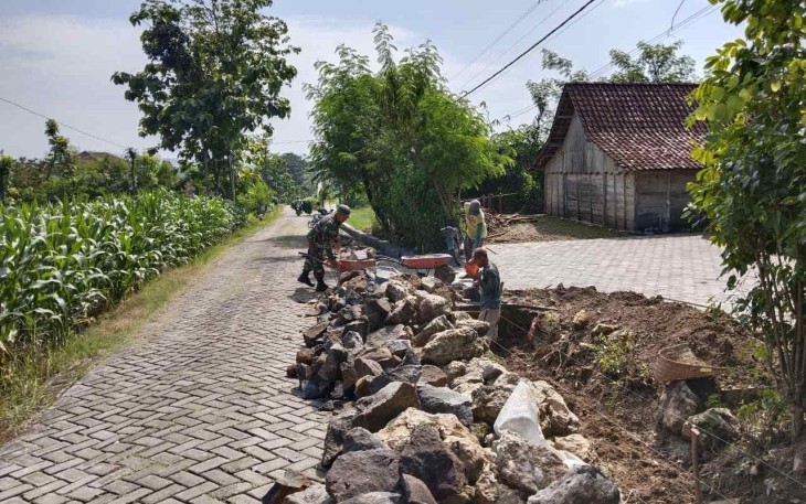 Bangun drainase wilayah desa binaan 