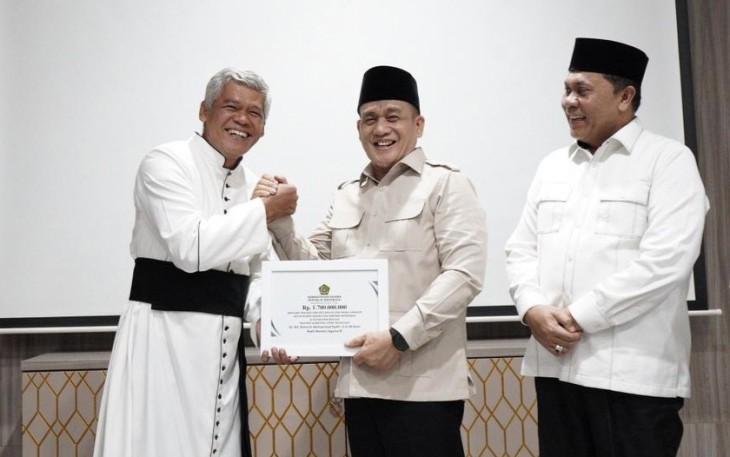 Wamenag Romo R Muhammad Syafii menyerahkan bantuan untuk gereja Katolik terdampak banjir di Sumut, Senin (29/12)