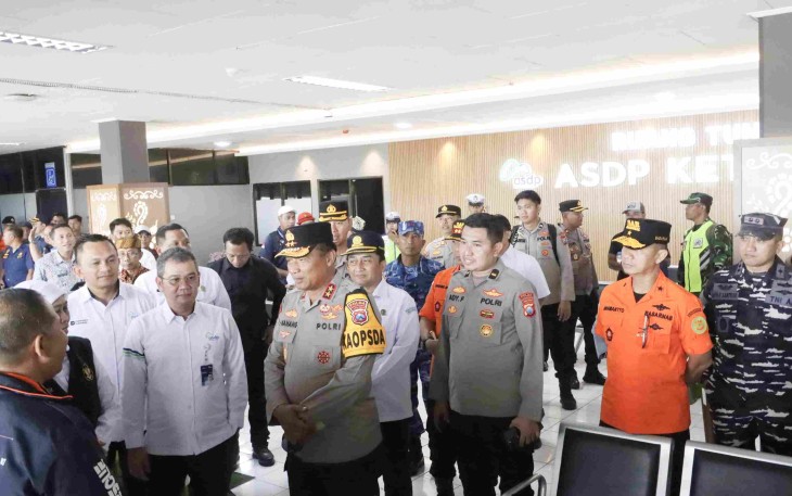 Kapolda Jatim Irjen Pol Nanang Avianto saat meninjau pelabuhan Ketapang Banyuwangi, Senin (29/12)