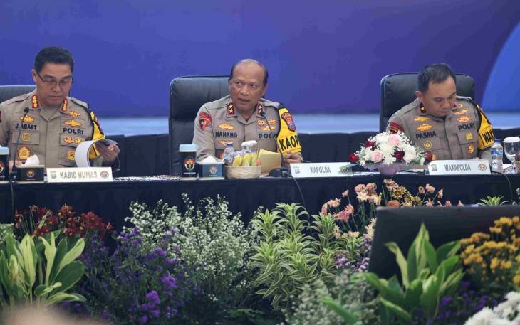 Kapolda Jatim Irjen Pol Nanang Avianto saat memberikan keterangan pers