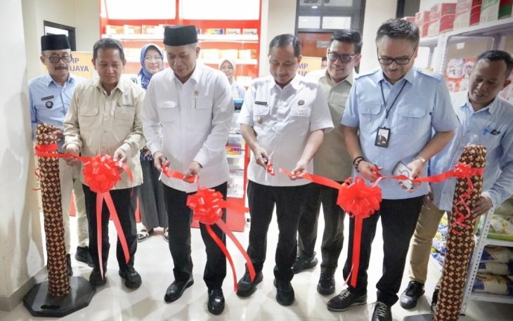 Menkop Ferry Juliantono bersama Wakil Walikota Depok Chandra Rahmansyah meresmikan gerai obat Kopdes di Kota Depok, Selasa (30/12)