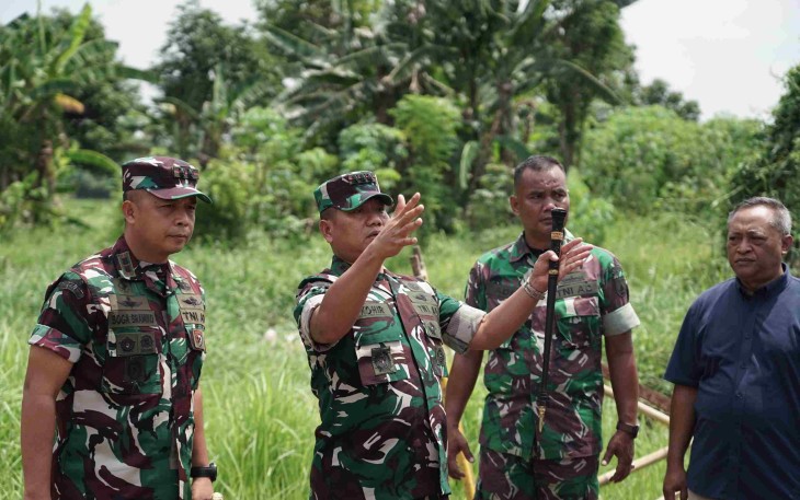 Danrem 083/Bdj Kolonel Inf Kohir saat memberikan arahan dilokasi pembangunan KDMP Rejoso Pasuruan, Selasa (30/12)