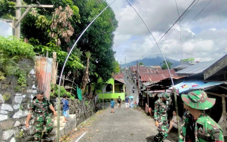 Dan SSK TMMD Ke-123 Kodim 1310Bitung, Lettu Czi Hendri Satria bersama warga dan personil satgas lainnya saat melaksanakan karya bakti pemasangan lampu hias jalan di kelurahan Wangurer Barat