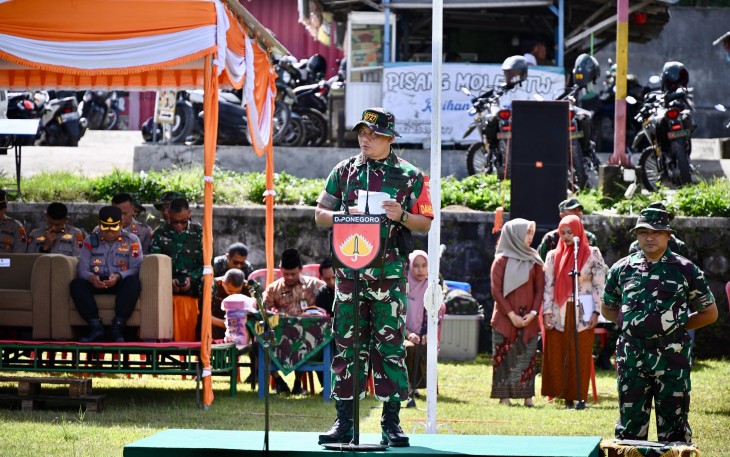 Dandim 0727/Karanganyar Letkol Inf Andri Army memimpin upacara penutupan TMMD Sengkuyung Tahap I TA 2025, di lapangan Desa Karang, Kecamatan Karangpandan, Kamis (2032025) pagi.