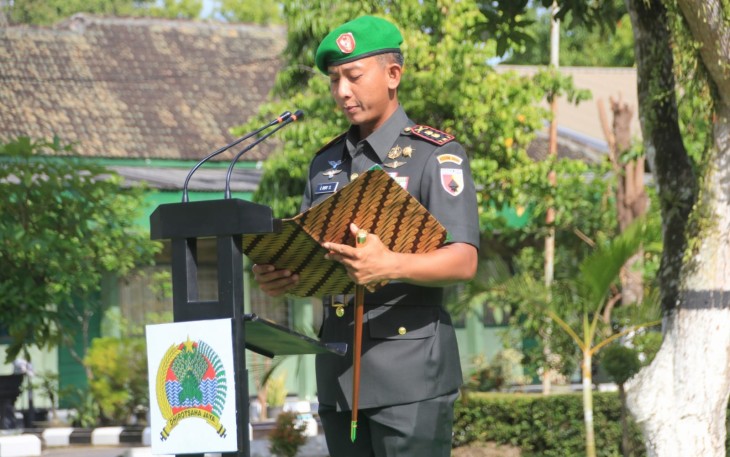 Dandim 0806/Trenggalek saat memimpin upacara peringatan Hari Juang TNI Angkatan Darat (TNI AD) ke-80 di Lapangan Upacara Makodim 0806/Trenggalek, Senin (15/12/2025).