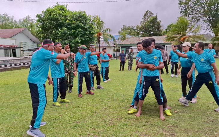 Dandim 1310/Bitung, Letkol Czi Hanif Tupen, ST,.MIP saat menyaksikan pertandingan lomba antar prajurit yangfbi gelar di lapangan Makodim 1310/Bitung