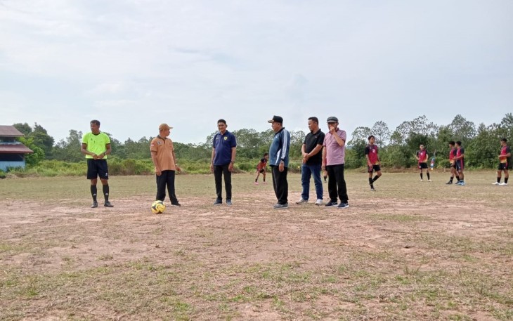 Pertandingan sepak bola dibuka langsung oleh Camat Lingga Utara Burhanudin di lapangan sepak bola Bakul Bertuah Desa Sungai Besar, Minggu (10/8/2025).