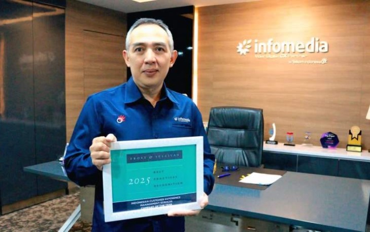 Direktur Utama Infomedia Eddy Sofryano menunjukkan penghargaan "Best Company of The Year 2025" oleh Frost & Sullivan untuk kategori Customer Experience Management (CXM) di Indonesia.