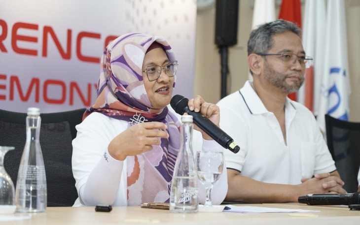 Direktur Utama Telkom Indonesia Dian Siswarini saat memberikan paparan pada sesi Press Conference Topping Off Ceremony “Powering AI Connectivity: Batam Digital Hub” di kawasan industri Kabil, Batam, pada Kamis, (30/10).