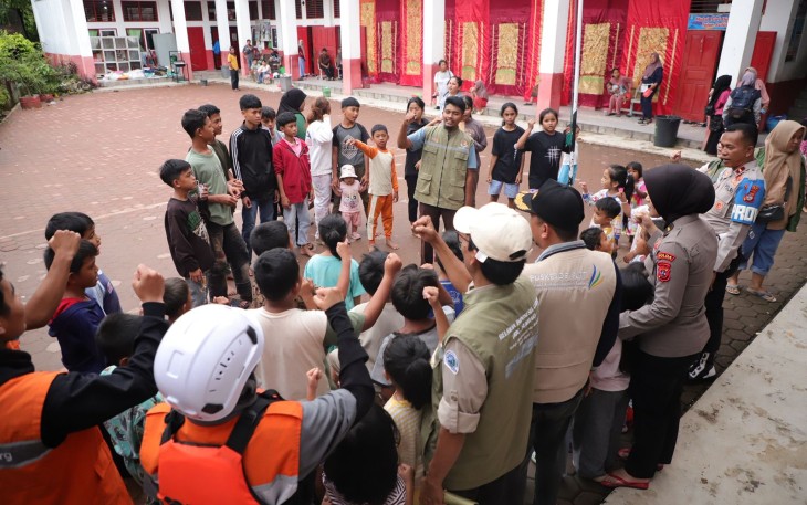 Anak-anak yang mengungsi di fasilitas pendidikan wilayah Kota Padang, Provinsi Sumbar, pada Rabu lalu (26/11). Mereka mendapatkan pendampingan terkait  trauma healing dari relawan.