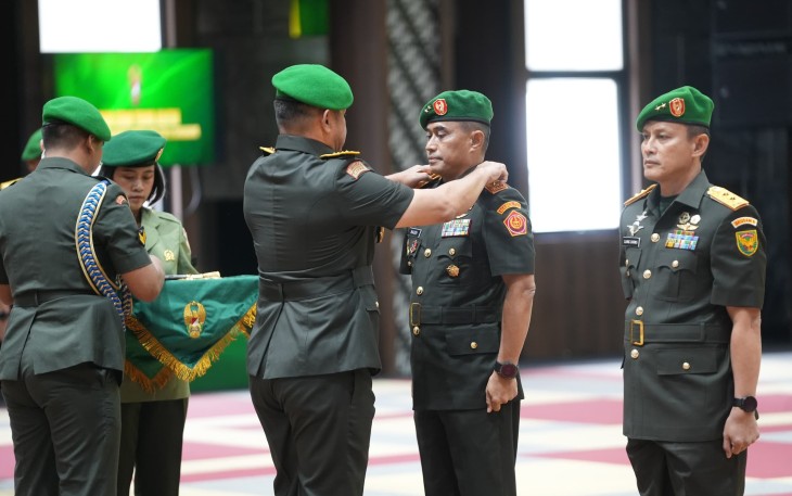 Kepala Staf Angkatan Darat (Kasad) Jenderal TNI Maruli Simanjuntak M.Sc., memimpin Serah Terima Jabatan (Sertijab) Panglima Komando Daerah Militer (Pangdam) II/Swj bertempat di Markas Besar Angkatan Darat (Mabesad), Jakarta Pusat, Jum’at (21/02/2025)