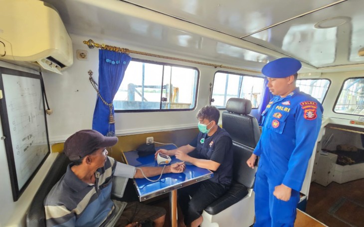 Kapal Polisi XVIII-2007 yang berpatroli di daerah aliran sungai Kapuas, di sulap menjadi Klinik terapung.