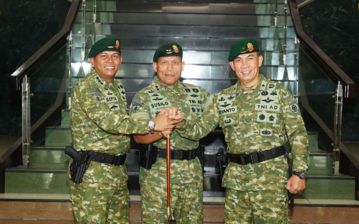 Serah terima jabatan Kepala Staf Divif 2 Kostrad dari Brigjen TNI Riyanto, S.I.P., M.M. kepada Kolonel Inf Septa Viandi Dwi Putra, S.I.P., M.Han. (Malang 8 Nopember 2025) 