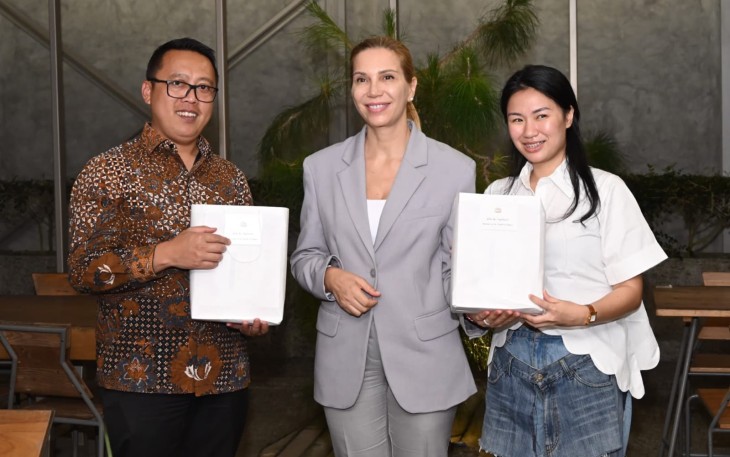 Duta Besar Bulgaria untuk Indonesia, Tanya Dimitrova bersama Wakil Bupati Karanganyar Adhe Eliana, saat mengunjungi Rumah Atsiri Indonesia, di Desa Plumbon, Tawangmangu, Kabupaten Karanganyar, Jumat (2132025).