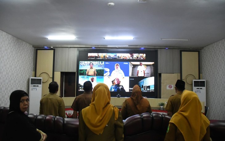 Rapat Koordinasi mingguan terkait Pengendalian Inflasi Daerah dengan Kementerian Dalam Negeri RI secara virtual di Monitoring Center, Diskominfo, Senin (27/10)