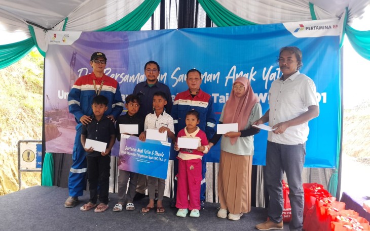 Field Manager Pertamina EP  Field  Cepu Zona 11 Dody Tetra Atmadi memberikan santunan anak yatim dan duafa disaksikan oleh pejabat SKK Migas.