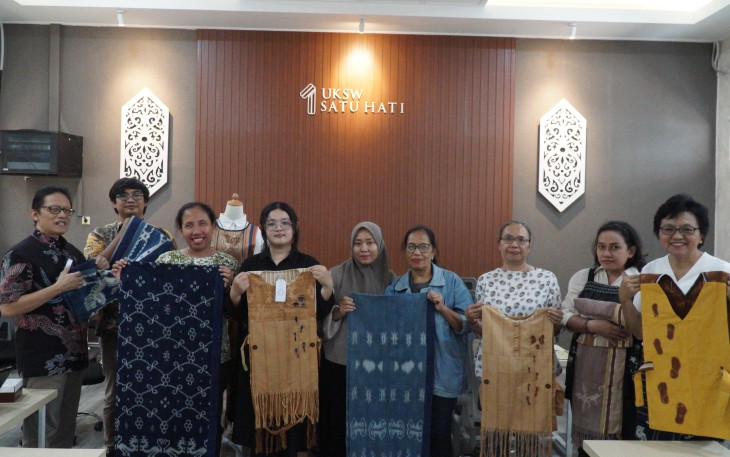 Foto bersama dalam Konsolidasi, Penguatan Model Bisnis, dan Penandatanganan PKS di antara lembaga dan DUDI di kelas tematik UKSW Satu Hati dan secara daring.