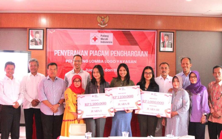 Foto bersama dalam Penyerahan piagam penghargaan di kantor PMI Kota Salatiga.