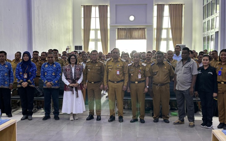 Foto bersama dalam Sosialisasi One Village One Product (OVOP) yang diselenggarakan Pemerintah Kabupaten Kupang, Senin (17-11-2025). 