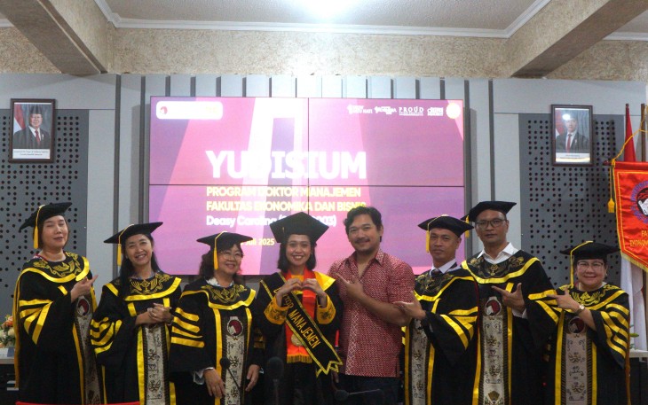 Foto bersama dalam Yudisium Doktor Manajemen FEB UKSW, belum lama ini._0.jpg