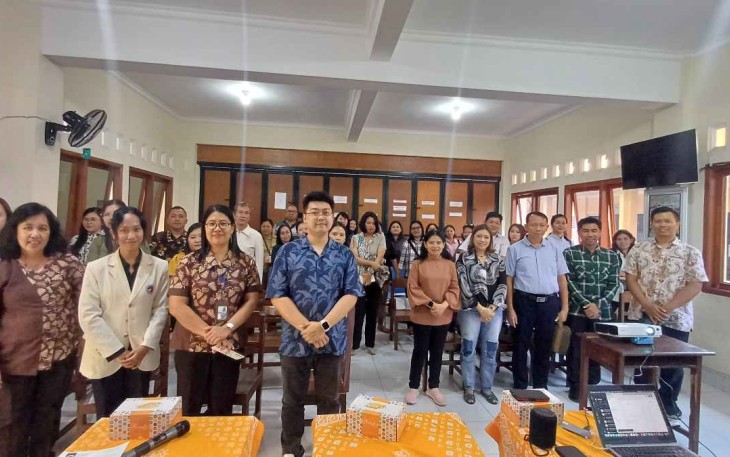 Foto bersama dalam pembukaan Program Pemberdayaan Kemitraan Masyarakat (PKM) sekaligus meluncurkan aplikasi Online Home Process Skills (OHOPROS).