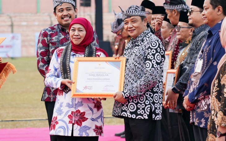 Anggota Fraksi PDI Perjuangan DPRD Jatim, Guntur Wahono (kanan)