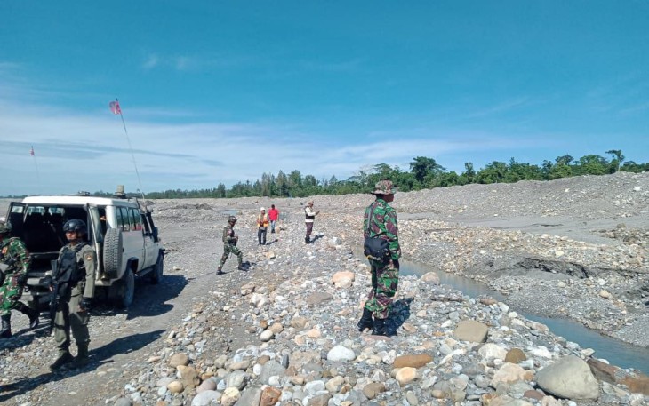 Anggota Koramil Kuala Kencana BKO Polres Mimika bersama PT. FI saat Laksanakan Penertiban Pendulang Liar