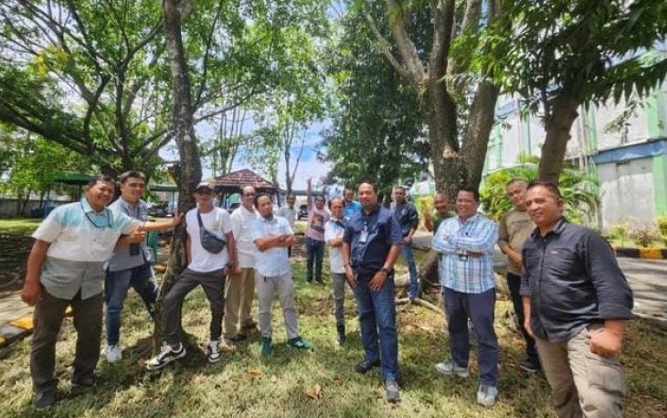 GM Pelindo 4 Bitung saat berfoto bersama insan media usai kegiatan