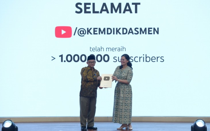 Mendikdasmen, Abdul Mu’ti saat menerima penghargaan Gold Play Button – YouTube