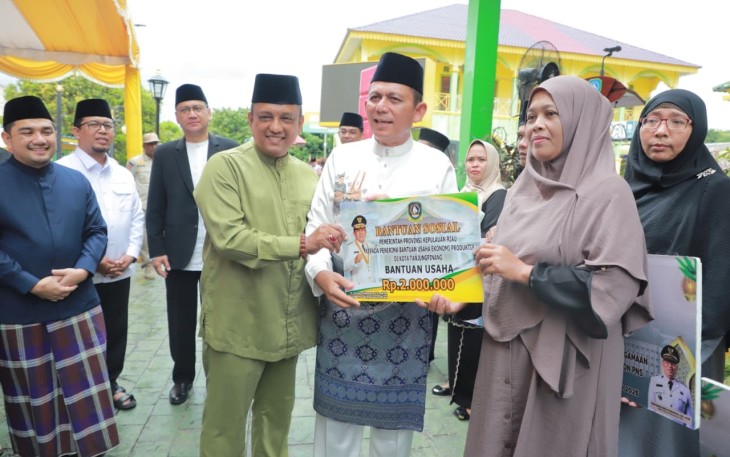 Gubernur Ansar Ahmad dan Wakil Gubernur Nynyang Haris Pratamura serahkan sejumlah program bantuan Pemerintah Provinsi Kepri sempena peringatan Maulid Nabi Muhammad SAW di Pulau Penyengat, Jumat (5/9/2025).