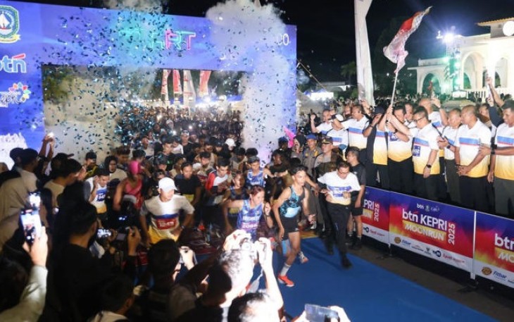 Gubernur Ansar saat Lepas Ribuan Peserta BTN Kepri Moonrun 2025