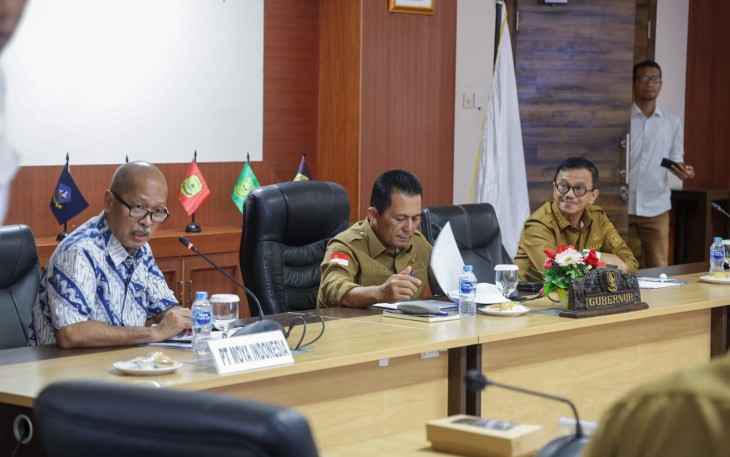 Gubernur Ansar saat Pimpin Rapat Pemaparan Proyek Estuary DAM Teluk Bintan dan SPAM di Ruang Rapat Utama Lantai IV, Kantor Gubernur Kepri, Dompak, Selasa (10/6).