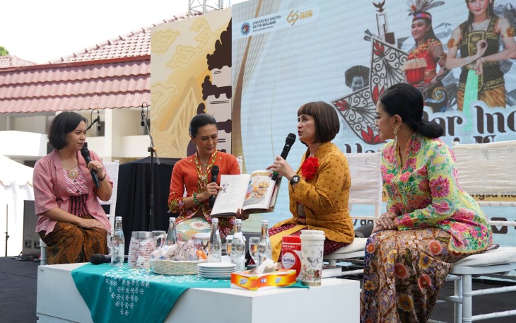 Hari kedua Gelar Inovasi Harmoni Nusantara 2025 di Universitas Kristen Satya Wacana (UKSW) diwarnai dengan talkshow bertajuk “Kebaya dan Kuliner Nusantara”. 