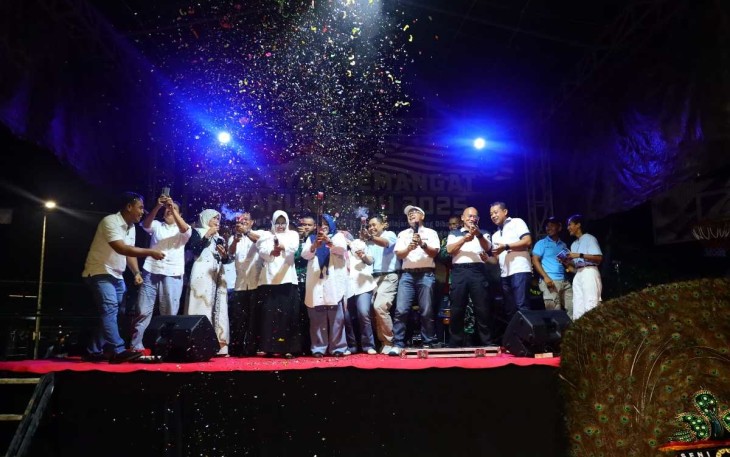 Pesta kembang api malam pergantian tahun di Koarmada III 