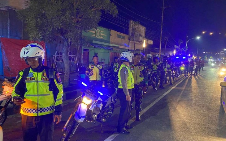 Personel Polda Jatim saat pengamanan perayaan malam tahun baru, Selasa (31/12)