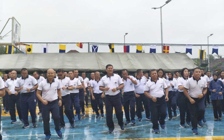 Pangkoarmada III Laksda TNI Hersan saat olahraga bersama, Jum'at (3/1/25)