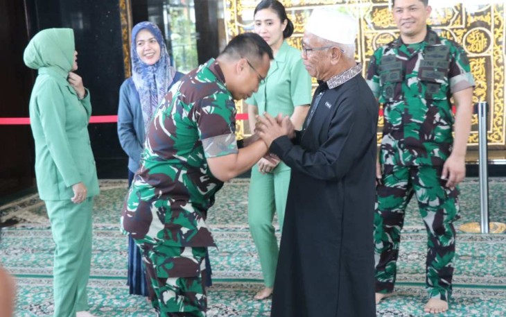 Danrem 081/DSJ Kolonel Inf Rama Pratama saat berpamitan dengan Abah Trimo Tulungagung, Jum'at (3/1/25)